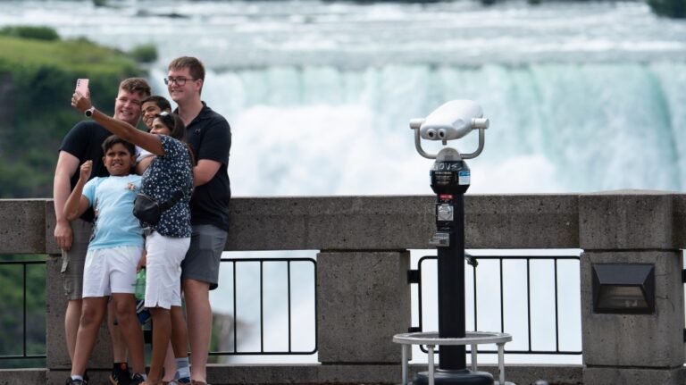 La taxe touristique japonaise suscite des spéculations au Canada