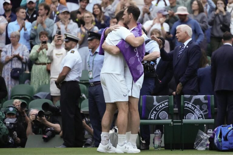 La tournée d'adieu d'Andy Murray à Wimbledon commence par une défaite en double contre son frère