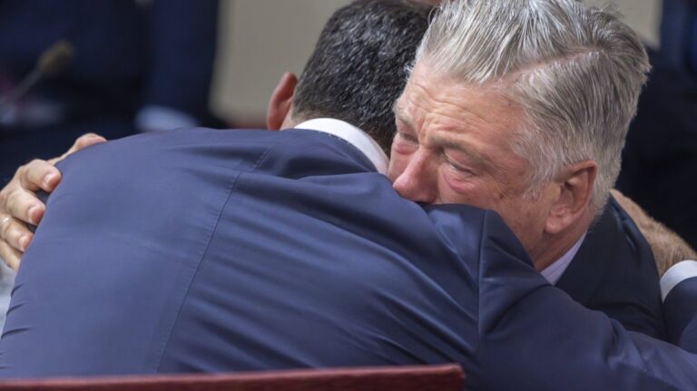 L'affaire criminelle d'Alec Baldwin portait sur des munitions à son début choquant et à sa fin soudaine