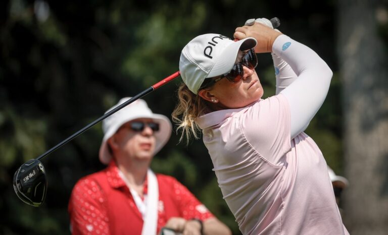 Lauren Coughlin conserve la tête du CPKC Women's Open ; la star canadienne Brooke Henderson a été déstabilisée par des bogeys en fin de partie
