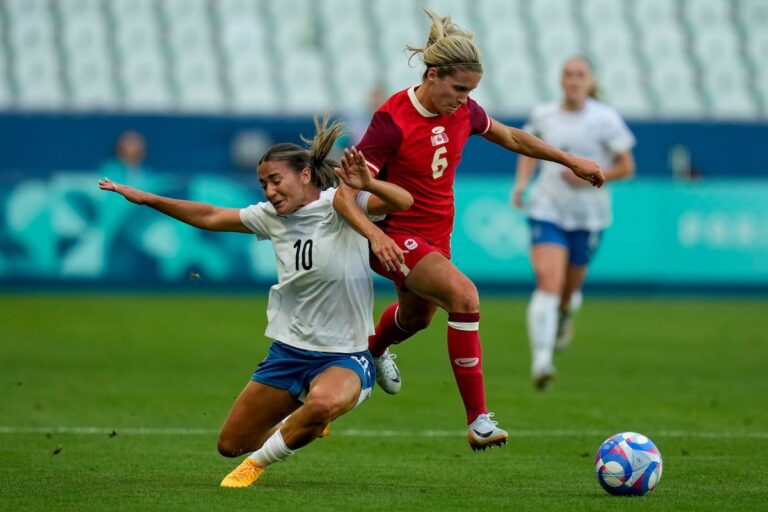 Le Canada bat la Nouvelle-Zélande 2-1 en football féminin, gardant le cap alors qu'un scandale d'espionnage par drone plane sur l'équipe