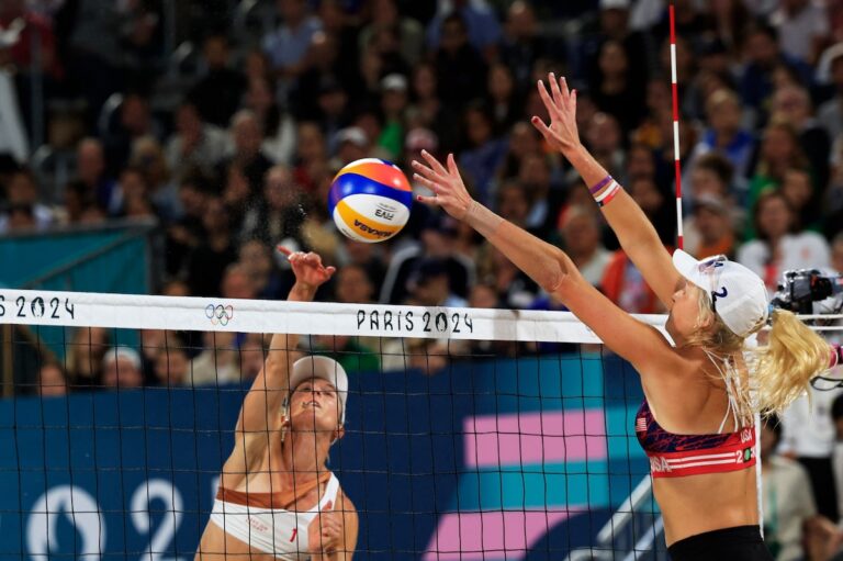 Le Canada s'incline 2-0 face aux États-Unis en volleyball de plage olympique dans un site pittoresque