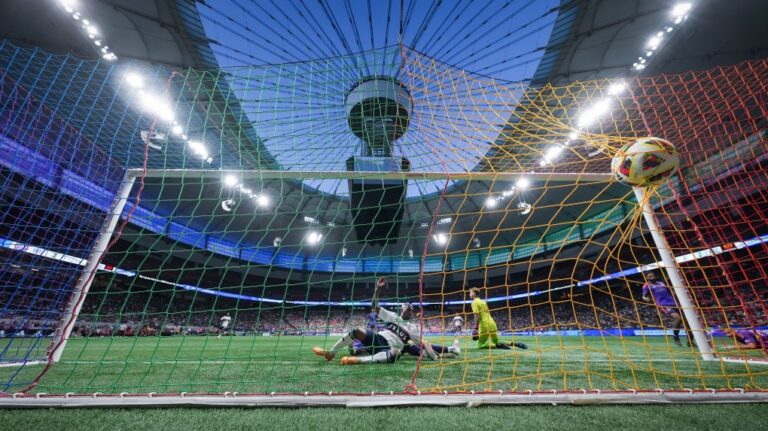 Le Dynamo trouve un moyen d'éclipser le retour des Whitecaps avec des buts tardifs