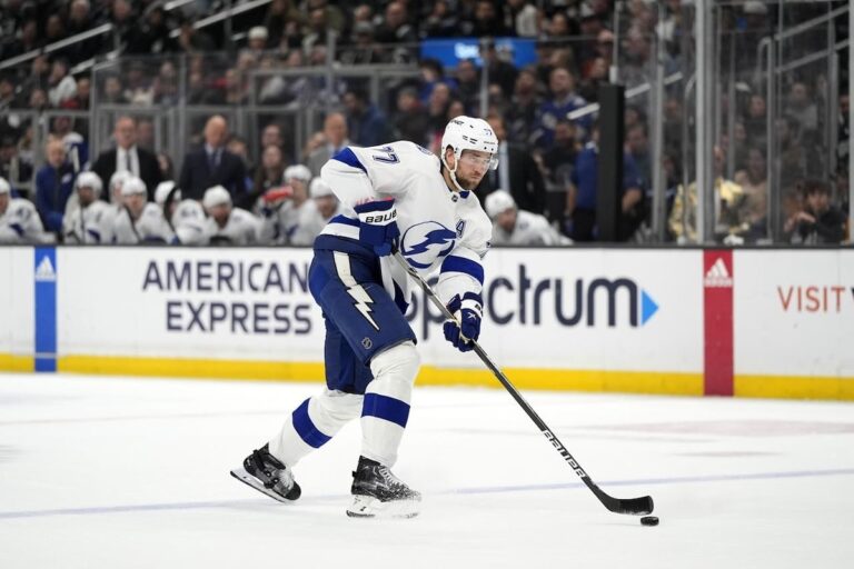 Le Lightning a signé une prolongation de contrat de quatre ans d'une valeur de 32 millions de dollars avec le défenseur vedette Victor Hedman