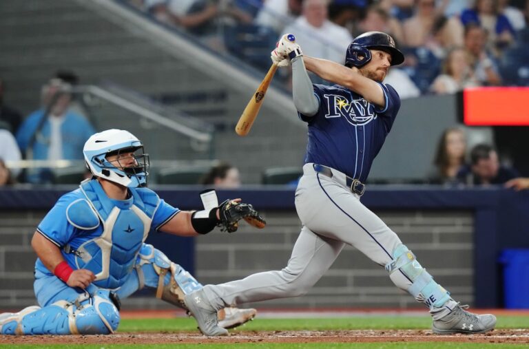 Le coup de circuit de deux points de Lowe permet aux Rays de l'emporter 4-2 contre les Blue Jays lors du premier match de la série