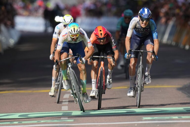 Le coureur canadien Derek Gee termine troisième d'une étape difficile du Tour de France sur des routes de gravier