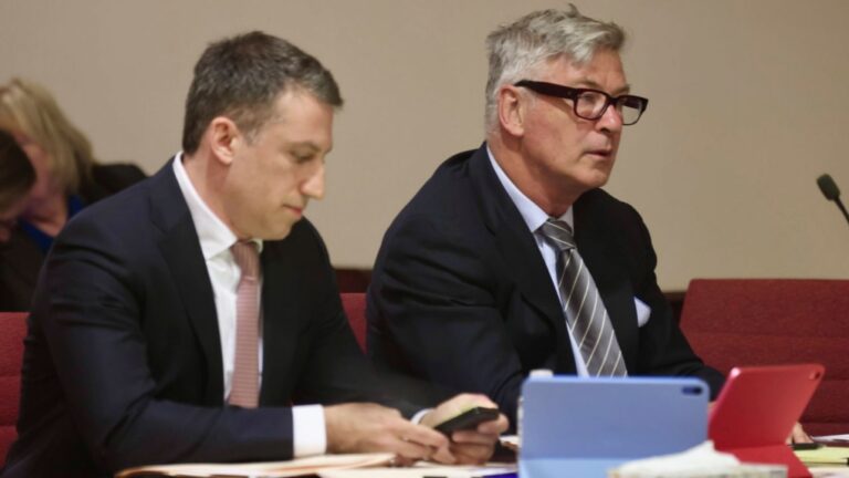 Le jury est assis dans le procès pour homicide involontaire d'Alec Baldwin au Nouveau-Mexique