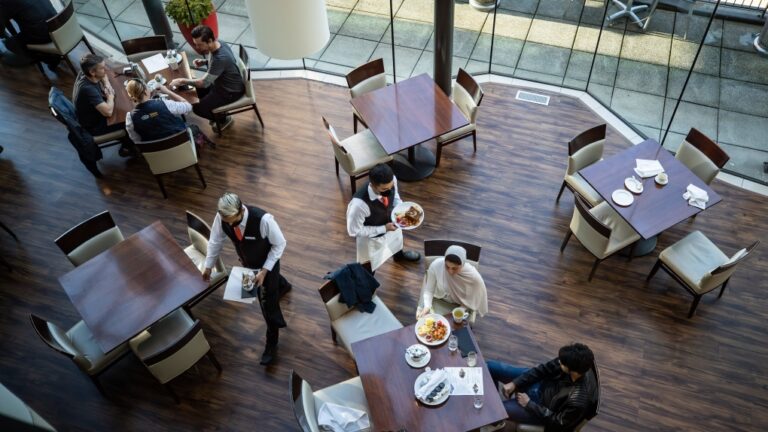 People dine at a restaurant in Vancouver on Sept. 21, 2021. (Darryl Dyck / The Canadian Press)