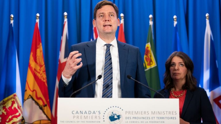 Le premier ministre de la Colombie-Britannique affirme que travailler avec Ottawa peut être considéré comme « se cogner la tête contre un mur »