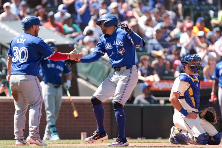 Le simple de Daulton Varsho en 10e manche permet aux Blue Jays de l'emporter 5-4 à Seattle