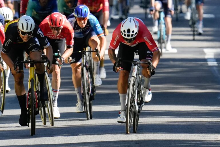 Le sprinteur néerlandais Dylan Groenewegen remporte la sixième étape du Tour de France grâce à la photo-finish