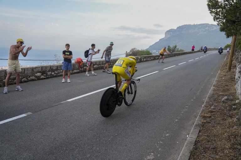 Le vainqueur du Tour de France, Tadej Pogacar, abandonne la course sur route des JO de Paris en raison de la fatigue