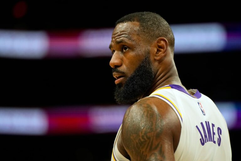 LeBron James a accepté de prolonger son contrat de deux ans avec les Lakers, selon une source