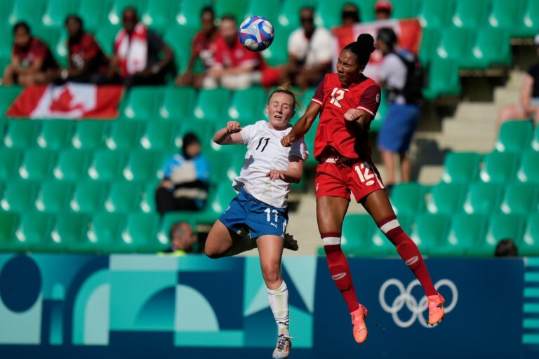 L'entraîneur de l'équipe canadienne de soccer féminin Bev Priestman s'excuse pour le scandale des drones espions