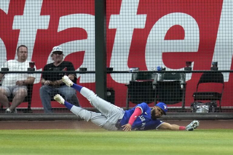 Les Blue Jays ont laissé filer une avance de sept points, mais se sont rétablis pour battre les Diamondbacks 8-7 après le coup de circuit en solo de Guerrero