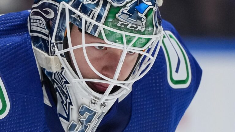 Les Canucks de Vancouver signent un contrat de deux ans avec le gardien de but Arturs Silovs