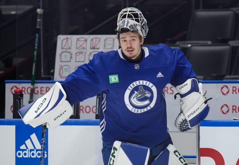 Les Canucks signent un contrat de deux ans avec le gardien de but Arturs Silovs