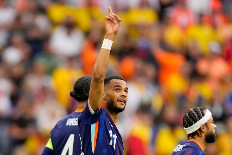 Les Pays-Bas, en nette progression, battent la Roumanie 3-0 et atteignent les quarts de finale de l'Euro pour la première fois depuis 16 ans