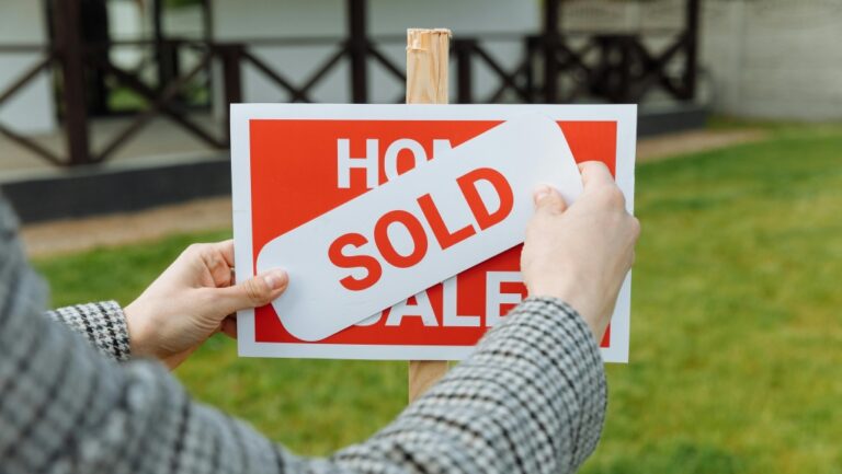 Les courtiers immobiliers du Québec achètent des maisons et les revendent à des prix plus élevés pour réaliser un profit rapide