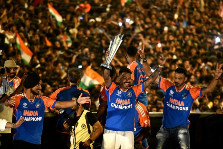 Les joueurs de cricket indiens célébrés lors d'un défilé de victoire à Mumbai après avoir remporté la Coupe du monde Twenty20