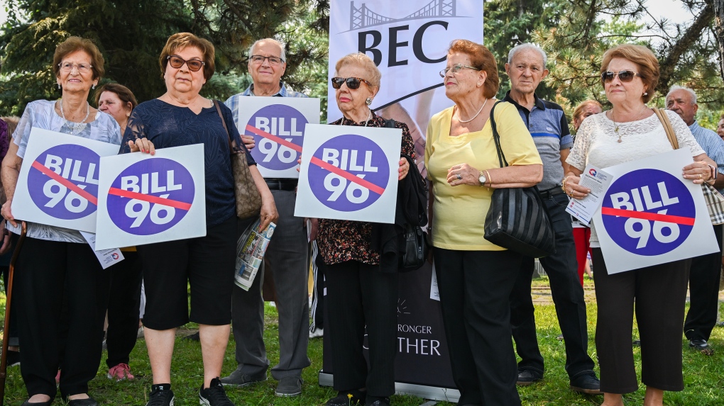 Les manifestants et les défenseurs des droits des personnes handicapées craignent que le Québec ne complique l'accès aux soins de santé en anglais