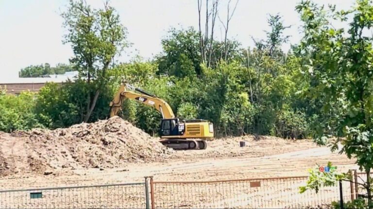 Les résidents du lotissement de maisons de ville disent qu'ils ont acheté des maisons en raison de l'espace vert environnant, maintenant il est en train d'être détruit