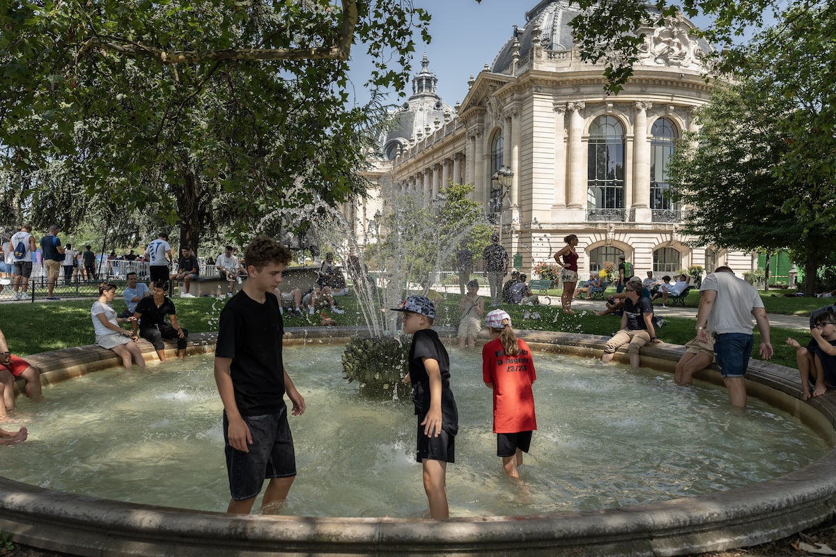 Les spectateurs des Jeux Olympiques de Paris cherchent un répit face à la chaleur alors que la température monte jusqu'à 35°C