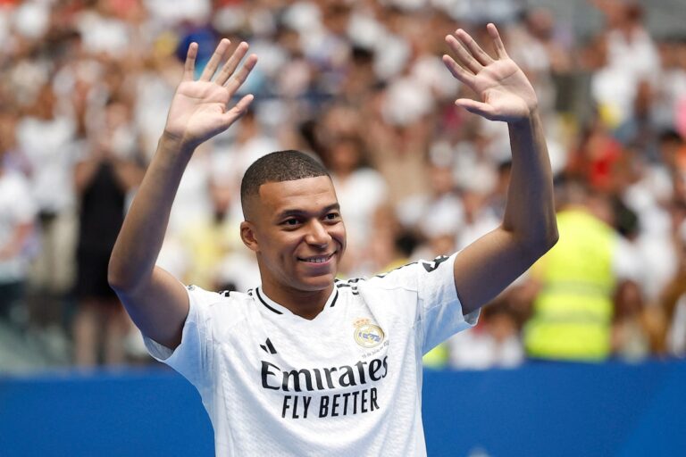 Les supporters du Real Madrid remplissent le stade Santiago Bernabeu pour accueillir Kylian Mbappé