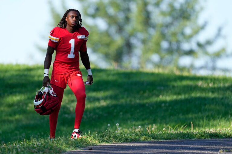 Les vétérans de KC se présentent au camp d'entraînement, où les recrues tentent déjà d'avoir un impact