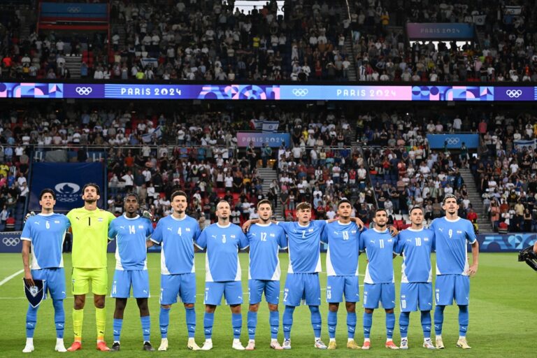 L'hymne national israélien entonné à haute voix avant le match de football olympique contre le Mali