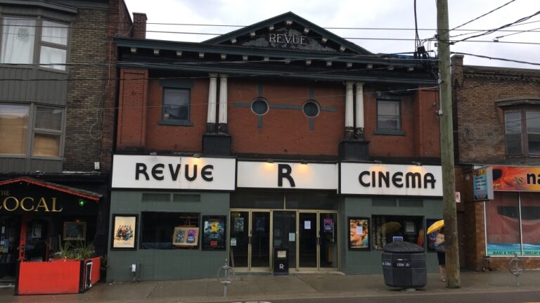 L'injonction visant à maintenir ouvert le cinéma Revue de Toronto est prolongée jusqu'en octobre