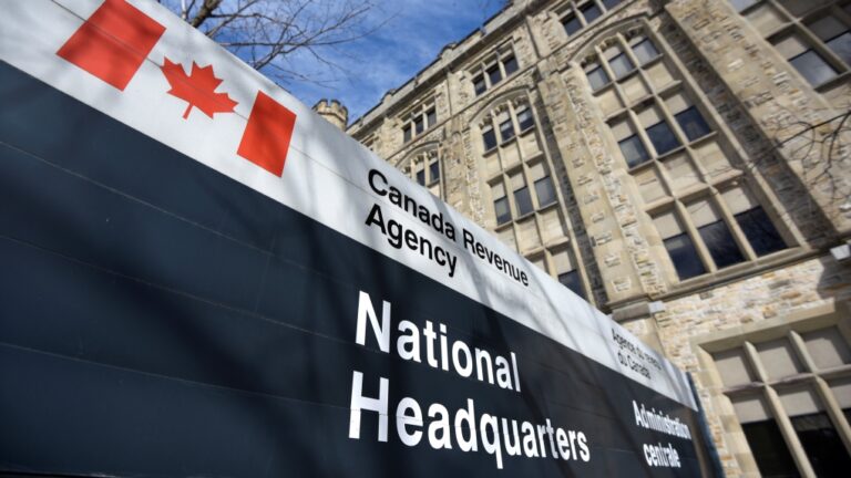 L'ordonnance de l'Agence du revenu du Canada visant à saisir l'argent de la taxe sur le carbone en Saskatchewan est inhabituelle, selon les experts