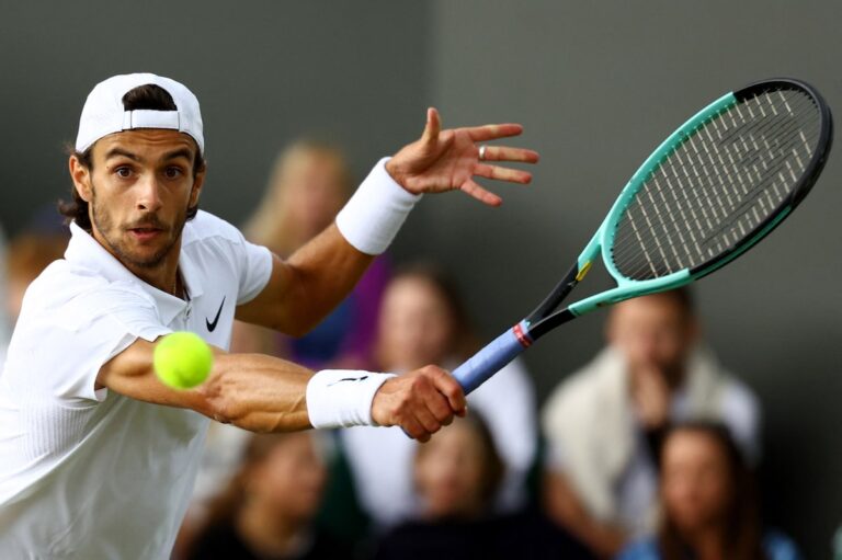 Lorenzo Musetti fait les ajustements nécessaires pour atteindre les quarts de finale de Wimbledon
