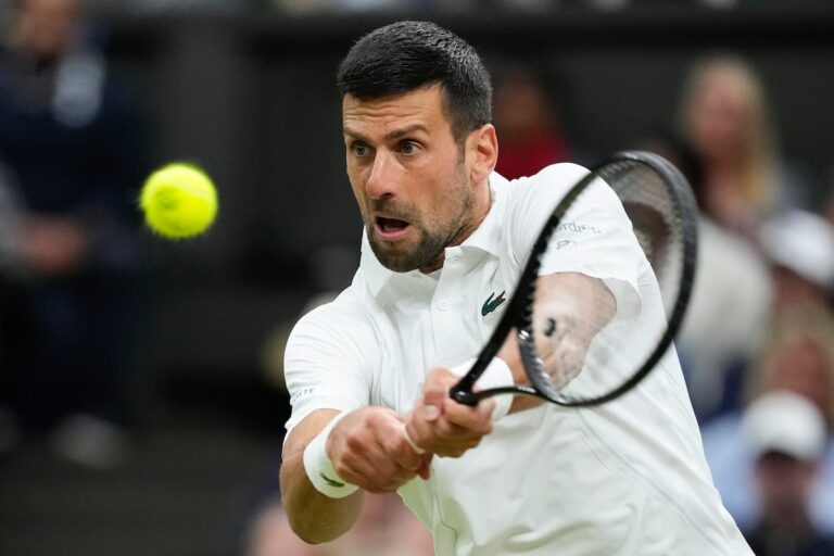 Novak Djokovic se qualifie pour les demi-finales de Wimbledon après le forfait d'Alex de Minaur en raison d'une blessure à la hanche