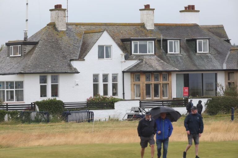 Propriété avec vue sur le British Open : Maison au milieu du parcours de golf Royal Troon à vendre