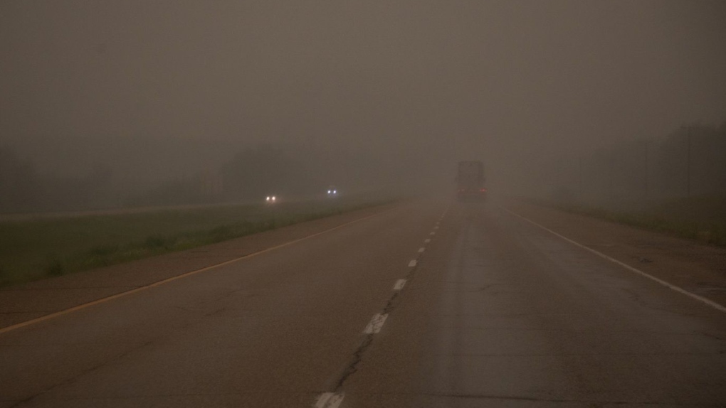 Restez à l'intérieur et filtrez l'air intérieur au milieu de la fumée des feux de forêt, conseille un pneumologue