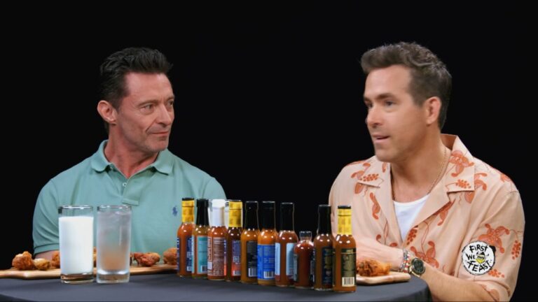 Ryan Reynolds et Hugh Jackman testent la sauce piquante montréalaise sur Hot Ones
