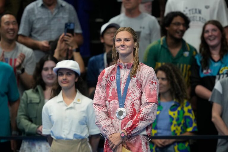 Summer McIntosh remporte la première médaille olympique du Canada, avec une médaille d'argent au 400 mètres nage libre féminin
