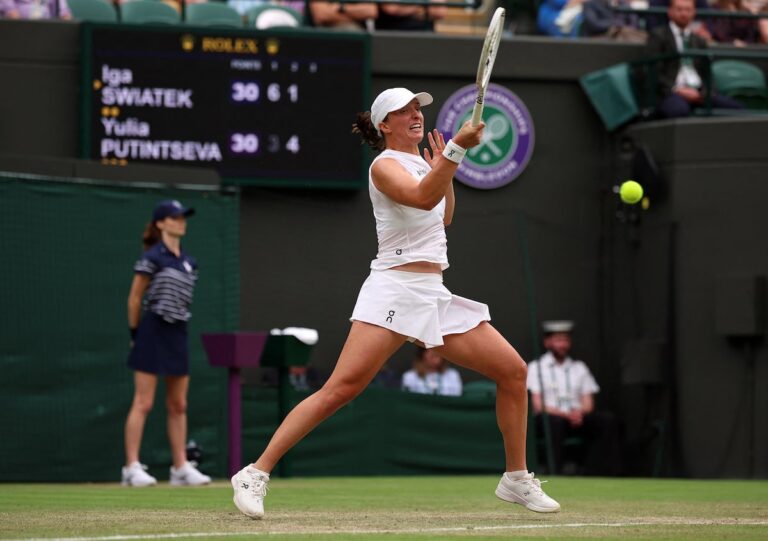 Swiatek s'incline mais Djokovic reste en course pour un huitième titre à Wimbledon
