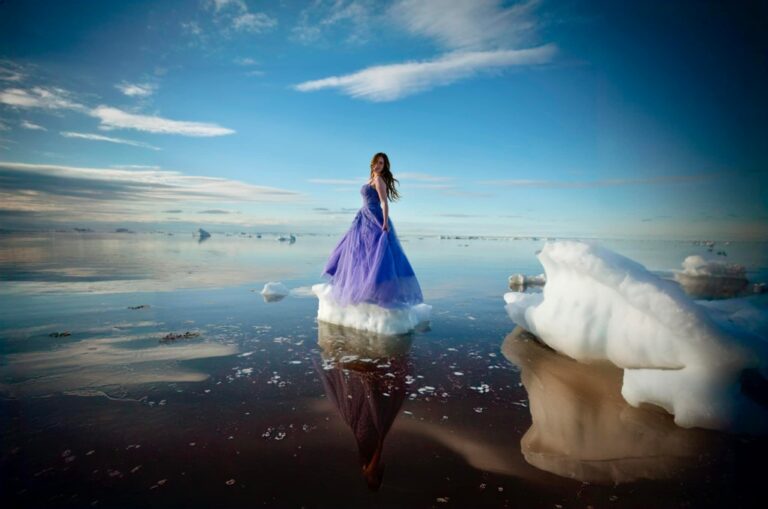 « Tout son avenir devant elle » : un photographe de la Saskatchewan capture une diplômée du Manitoba posant sur un iceberg
