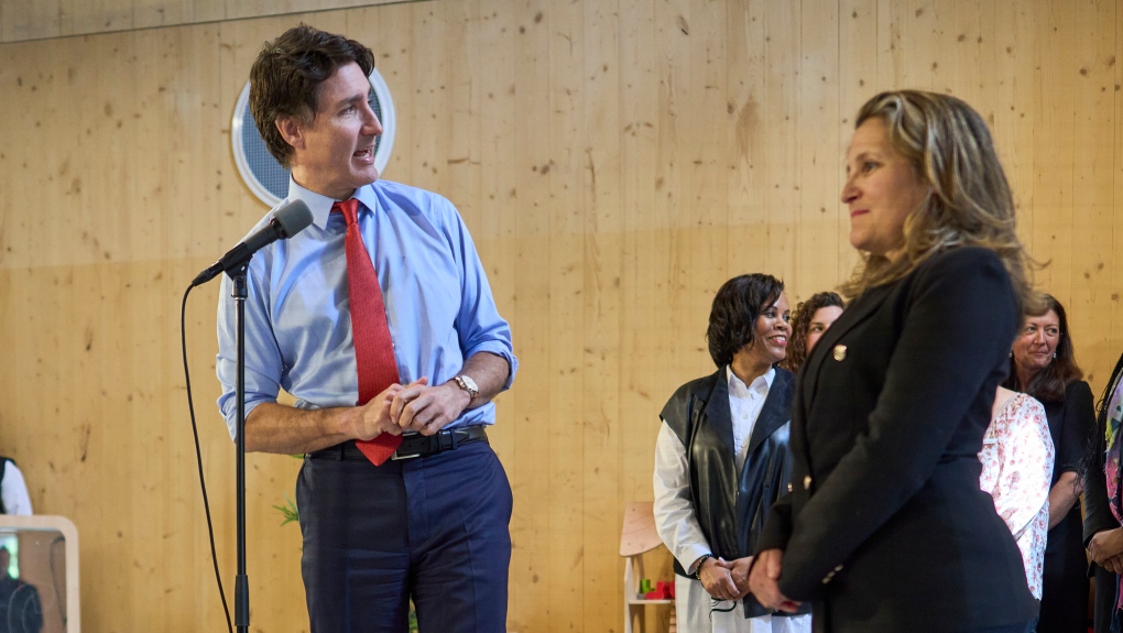 Trudeau affirme avoir toujours «pleine confiance» en Freeland, mais il a discuté avec Carney