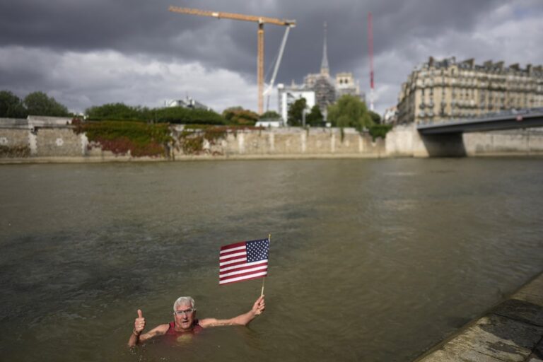 Un Américain nage dans la Seine avant les Jeux olympiques de Paris malgré les craintes de contamination