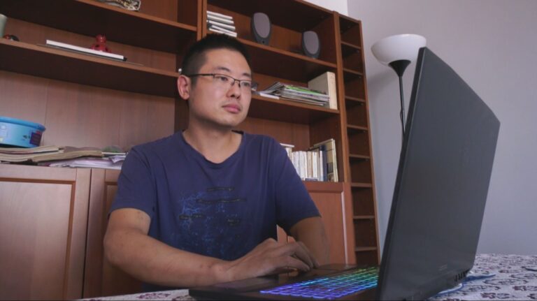 Un Montréalais qui tentait de revendre un ordinateur portable en ligne a été aspergé de gaz poivré et volé