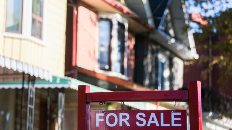 Un ancien agent immobilier de la Colombie-Britannique se voit retirer sa licence et payer 130 000 $ d'amendes pour son rôle dans une fraude hypothécaire