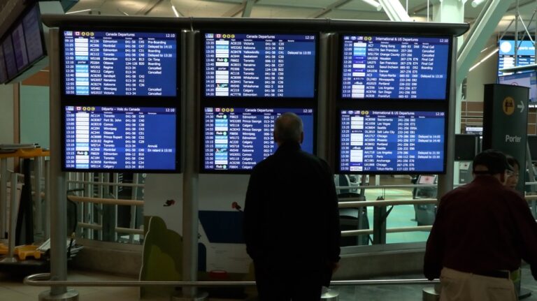 « Un désastre » : les passagers dorment à l'aéroport international de Vancouver après l'annulation des vols de WestJet