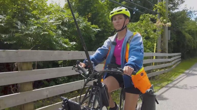 Un stagiaire de la Ville de Montréal cartographie l'ensemble du réseau de pistes cyclables de l'île