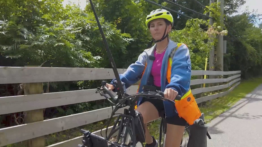 Un stagiaire de la Ville de Montréal cartographie l'ensemble du réseau de pistes cyclables de l'île