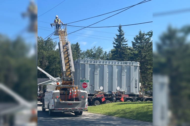 Un transformateur géant fait partie d'un projet hydroélectrique de 80 M$ à Timmins
