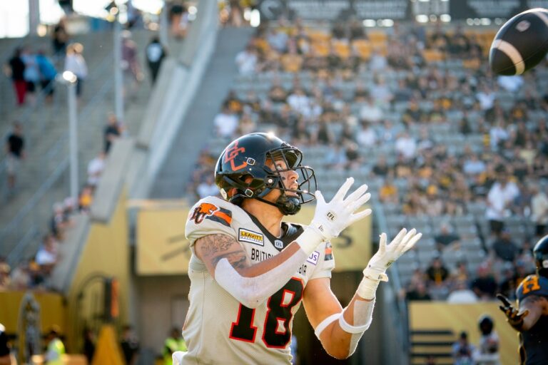 Vernon Adams Jr. lance quatre passes de touchdown pour mener les Lions à une victoire de 44-28 sur les Tiger-Cats