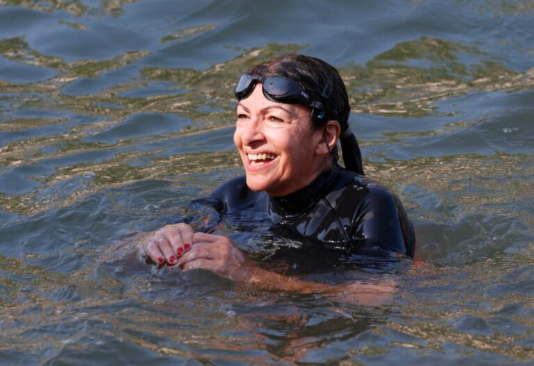 Vêtue d'une combinaison de plongée et d'une paire de lunettes de natation, la maire de Paris Anne Hidalgo se baigne enfin dans la Seine
